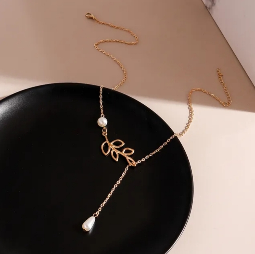 NWOT Leaf and Pearl Necklace